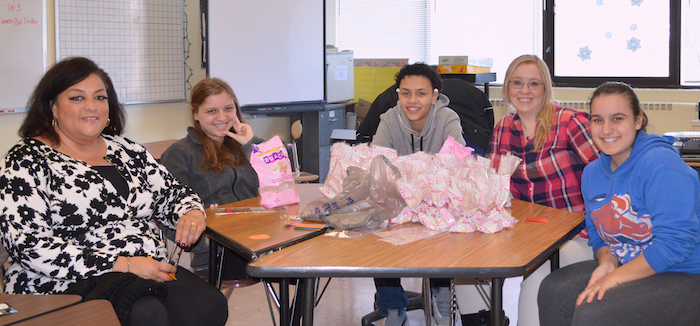 [PIC] AHS Students Make Valentine’s Day Special for Seniors