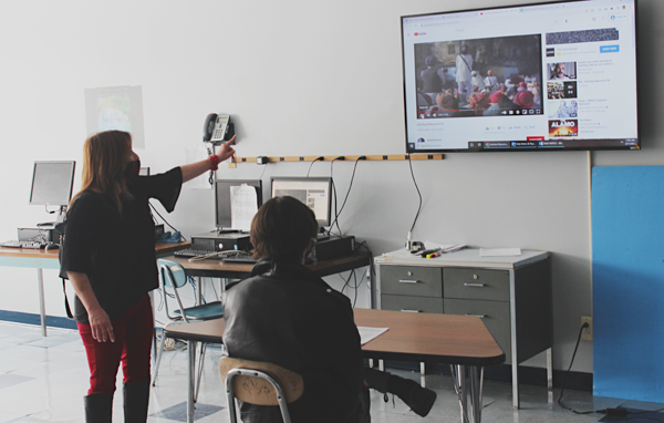 [PIC] BOCES Alternative High School Teacher Sheri Tompkins promotes dialogue in her goverment & global studies class.